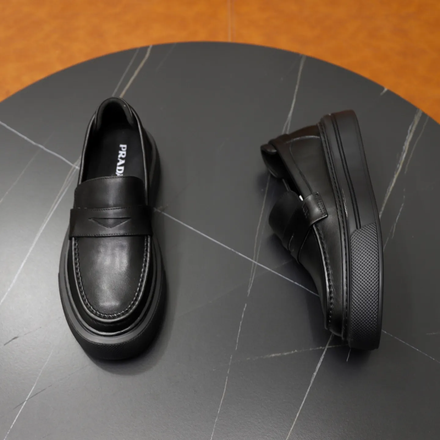 Ex-factory price: 500💰🙅‍♂️🙅‍♂️🙅‍♂️ Brand: PRADA Standard code: Men's code 38-44 (45 can be customized) Grade: Same style as the official website Original order quality Material: Original cowhide surface Comfortable lining Original outsole Style category: Men's fashionable casual leather shoes Distinguished big-name luxury elements Top luxury Color: Color of the actual picture